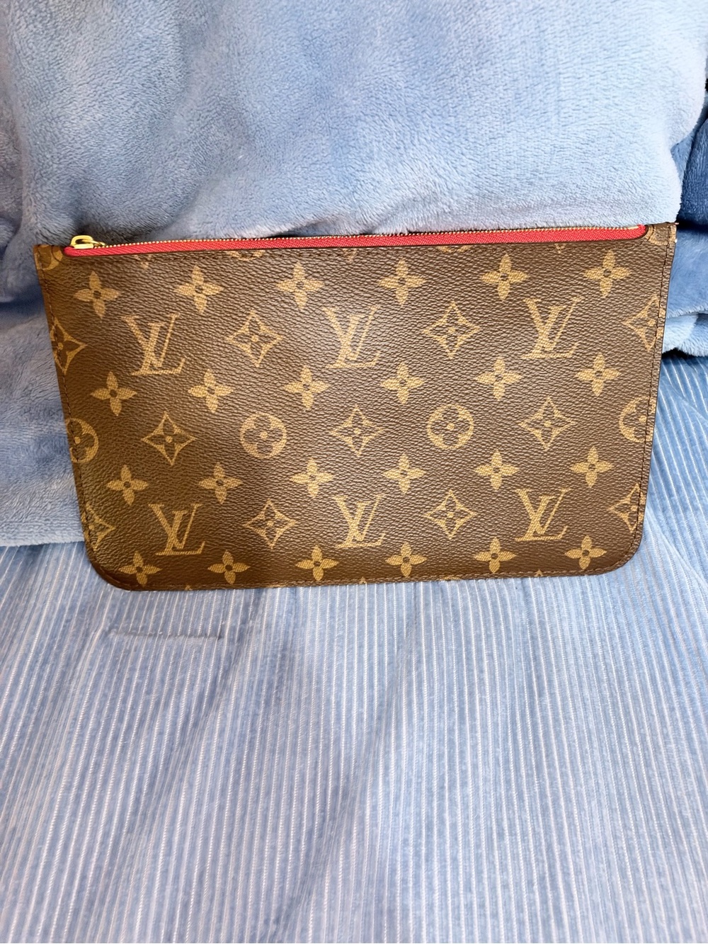 Louis Vuitton never full MM pouch with red interior